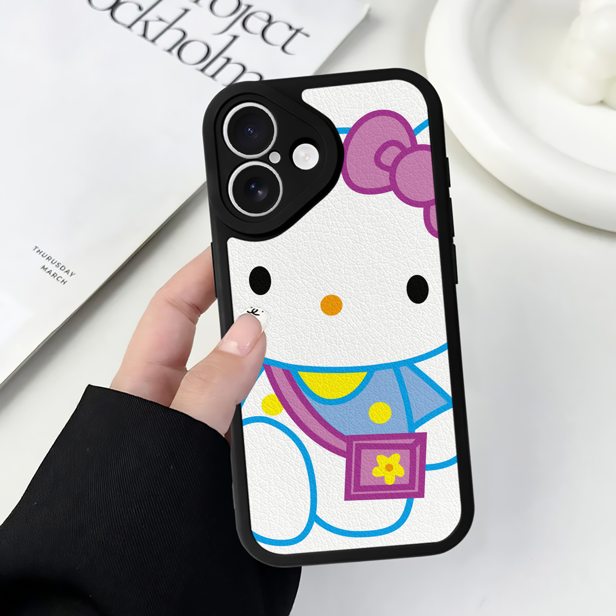 （画像用） Hello Kitty ハローキティ 【iPhone 16シリーズ対応】シリコンスマホケース（レザー調） 材質：シリコン
